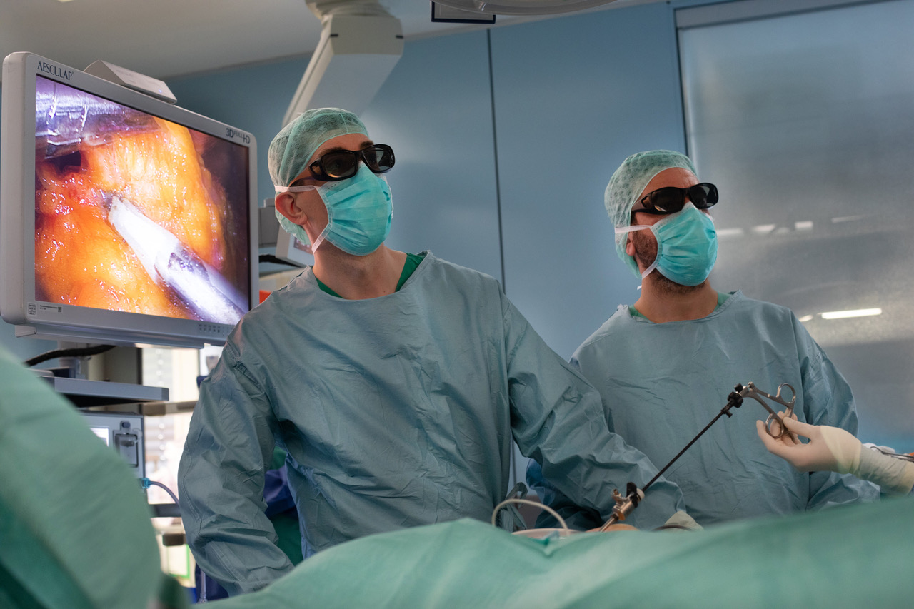 Das braucht Erfahrung: Eduardo Lauinger (links) und Kollege Michael Padva bei einerTumorentfernung am Dickdarm. Dank der Brillen können sie die dreidimensionalen Aufnahmen der Sonde sehen. © Foto: Axel Sauerwein/Marienkrankenhaus