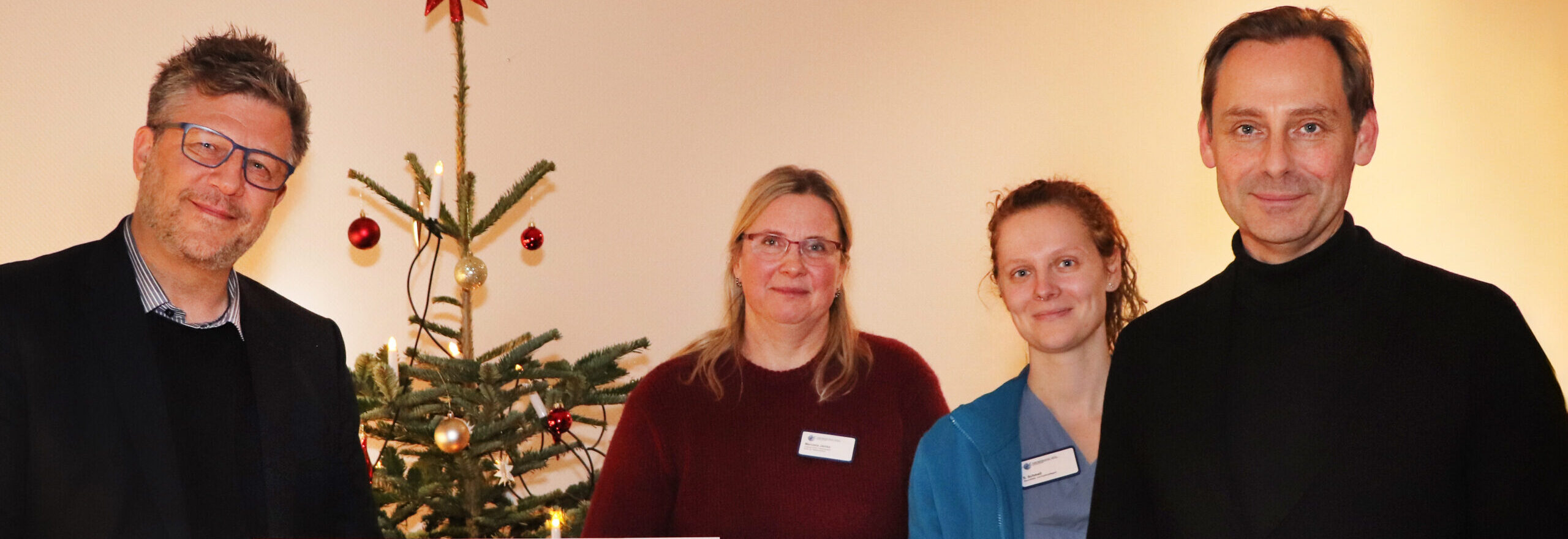 Spendenübergabe: Gordon Lübke, Organisationsdirektor SV Sparkassen Versicherung Holding AG, übergab den Spendenscheck Manuela Jänike, leitende Ärztin der Palliativmedizin im Marienkrankenhaus Kassel, Pflegefachkraft Samira Schmeil und Michael Schmidt, Geschäftsführer der Marien-Elisabeth-Kliniken Kassel gGmbH (v. links)