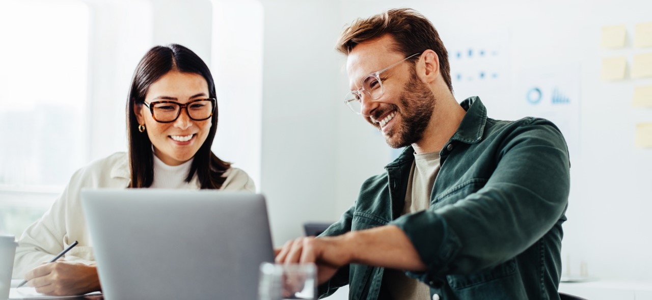 Zwei Büroarbeiter sitzen am PC