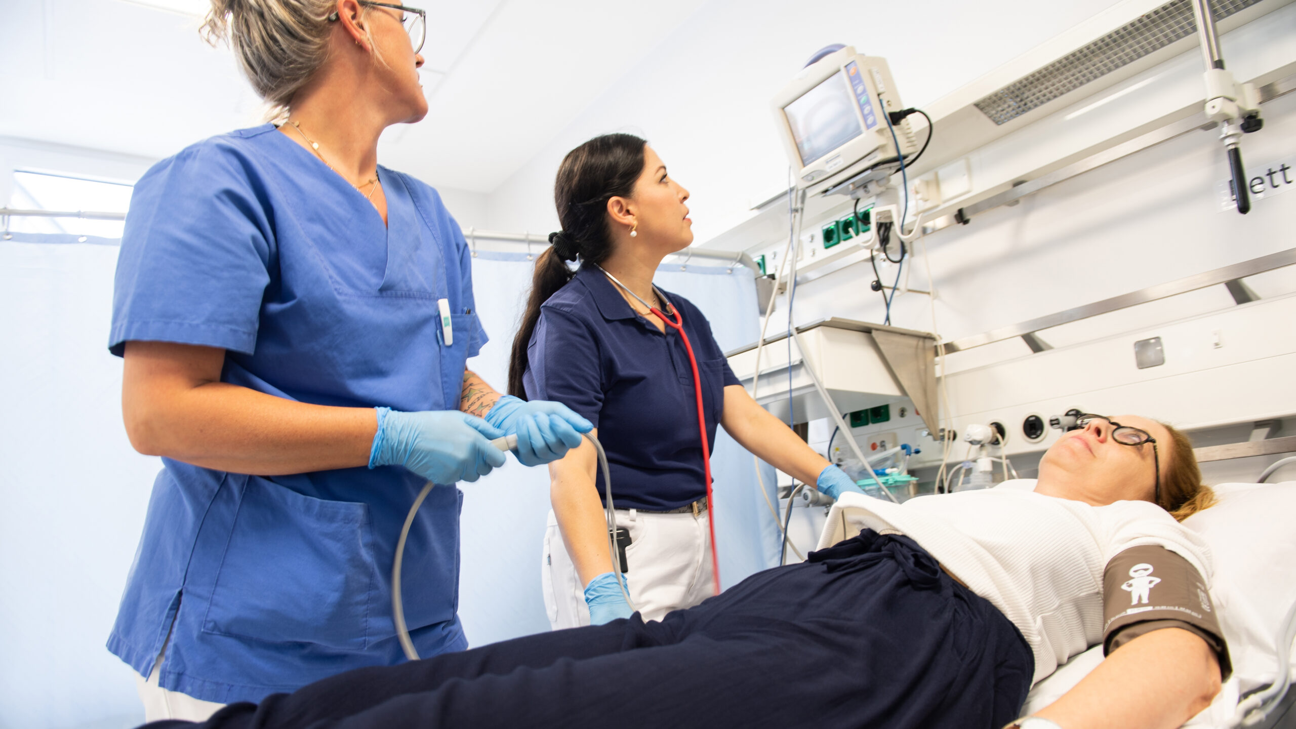Eine Ärztin und eine Plfegekraft versorgen eine Patientin