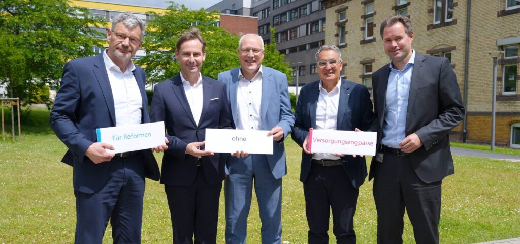 (von links) Dr. Michael Knapp, Vorstandsvorsitzender der Gesundheit Nordhessen (GNH), Michael Schmidt, Geschäftsführer der Marien-Elisabeth-Kliniken Kassel gGmbH, Helmut Zeilfelder, Pflegedirektor des Klinikum Kassel und des Krankenhaus Bad Arolsen, Sassan Pur, Geschäftsführer der Hessenklinik Stadtkrankenhaus Korbach gGmbH und Johannes Brack, kaufmännischer Geschäftsführer des Klinikum Kassel